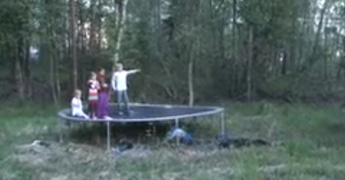 Mammaen filmer ungene på trampolinen. Men så ser hun hva de PEKER på!