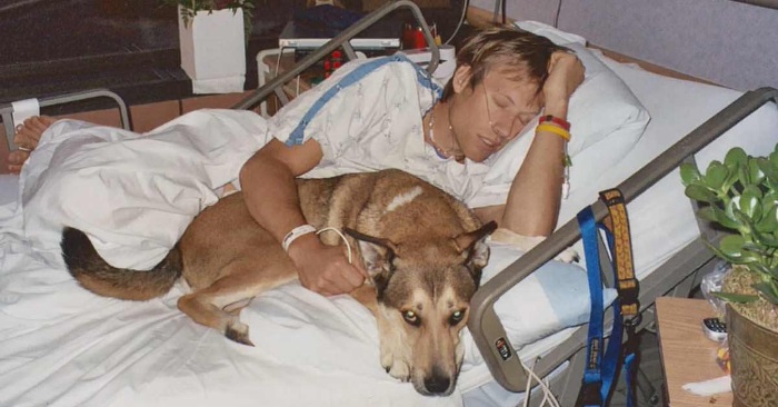 Hunden nekter å forlate den kreftsyke eieren sin. Men 10 år senere innser han at tiden er inne!
