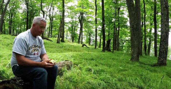 Mannen sitter alene i skogen og spiser et eple. Så får han plutselig selskap!